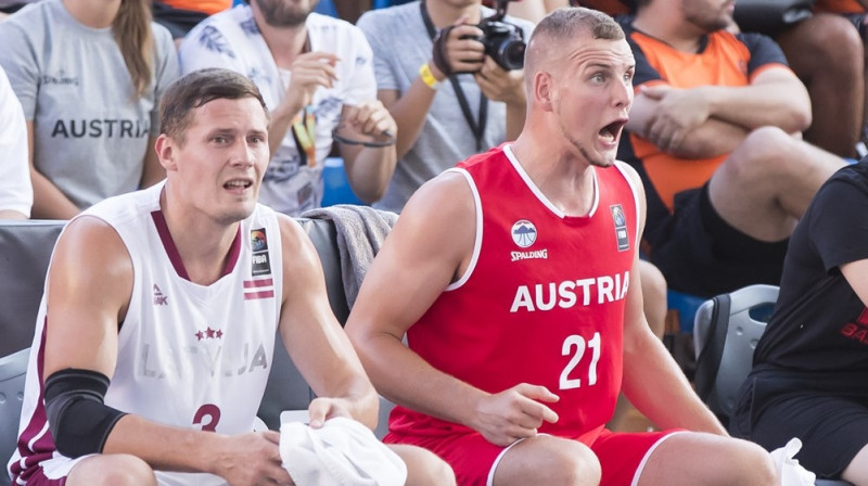 Agnis Čavars (pa kreisi) spēlē pret Austriju. Foto: FIBA