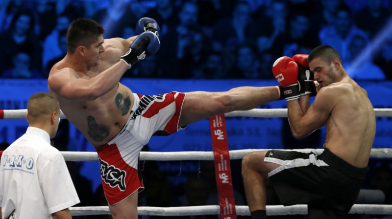 Darko Miličičs (pa kreisi) savā kikboksa debijā 2014. gada decembrī. Foto: AP / Scanpix