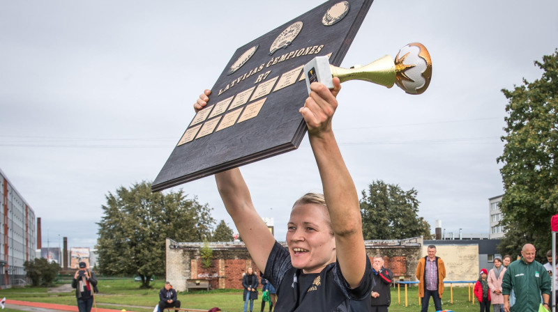 LSPA/"Livonia" kapteine Līga Svetlova ar Latvijas čempionu dēli. Foto: Zigismunds Zālmanis (LRF)