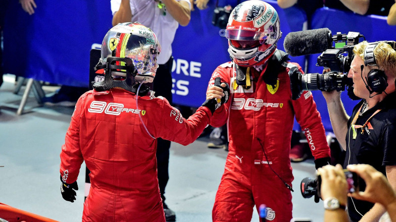 Leklērs apsveic Fetelu ar uzvaru sacīkstēs. Foto: Scuderia Ferrari