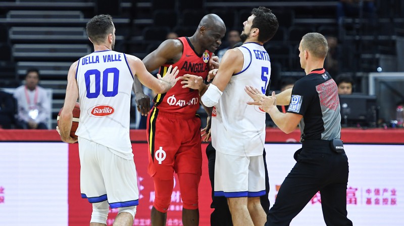Alesandro Džentile pret Angolas basketbolistu Leonelu Paulu. Foto: Zumapress.com/Scanpix
