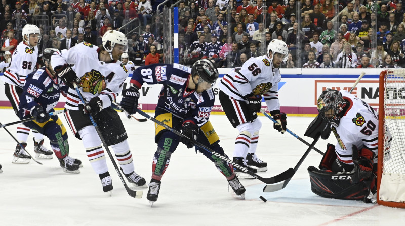 Cīņa pie Čikāgas "Blackhawks" vārtiem. Foto: Imago/Scanpix