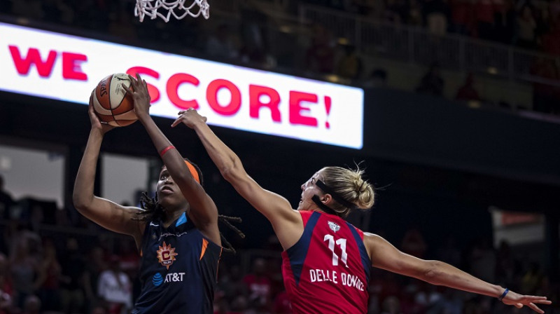 Džonkila Džonsa un Elena Delle Donne WNBA otrajā finālspēlē 2019. gada 2. oktobrī. Foto: AFP/Scanpix