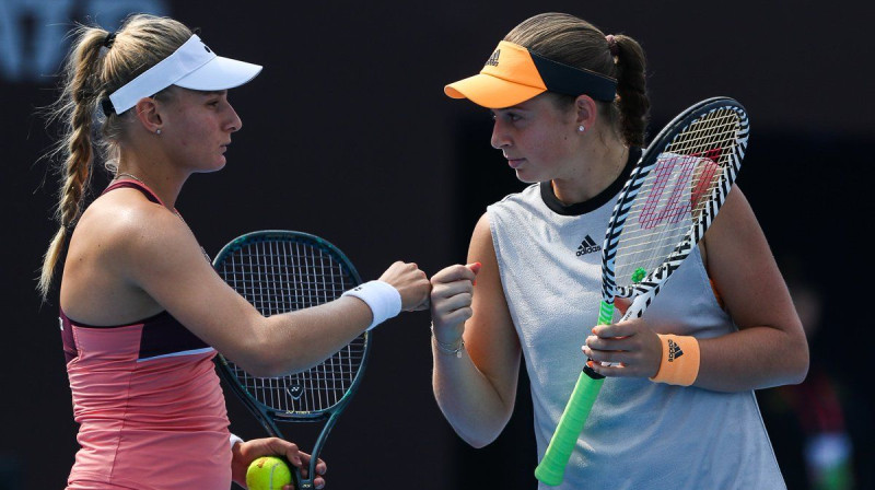 Dajana Jastremska un Aļona Ostapenko. Foto: China Open