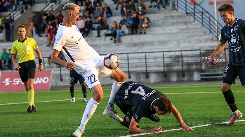 Darko Lemajičs ar bumbu. Foto: Jānis Līgats