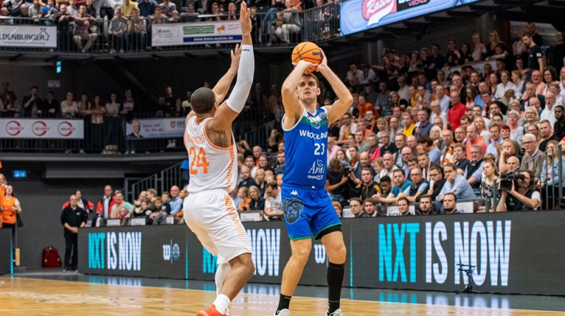 Rolands Freimanis izdara metienu. Foto: FIBA