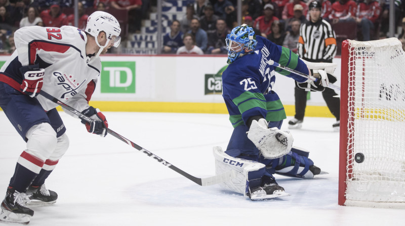 Jevgeņijs Kuzņecovs Vankūveras "Canucks" vārtu priekšā. Foto: Darryl Dyck/AP/Scanpix