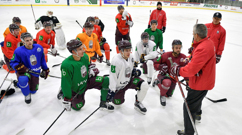 Bobs Hārtlijs dod norādījumus hokejistiem treniņā. Foto: Romāns Kokšarovs/F64