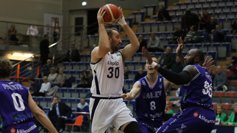 Rihards Kuksiks pēdējā minūtē guva piecus no sešiem komandas punktiem. Foto: Ģirts Gertsons, estlatbl.com