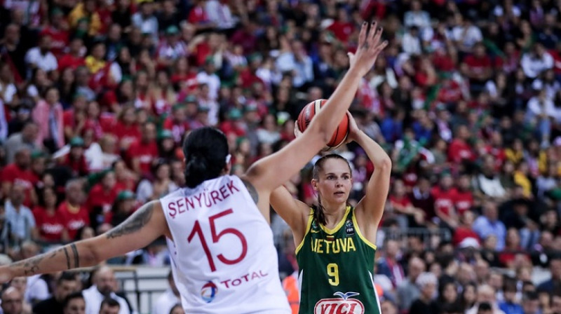 Gabriela Šuļske cīņā ar Turciju. Foto: FIBA