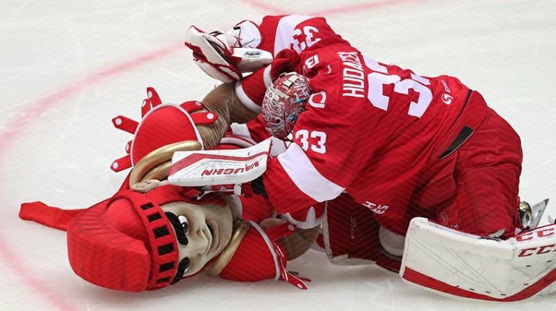 Jūliuss Hudāčeks uzvaru pār "Lokomotiv" svin kopā ar talismanu. Foto: spartak.ru