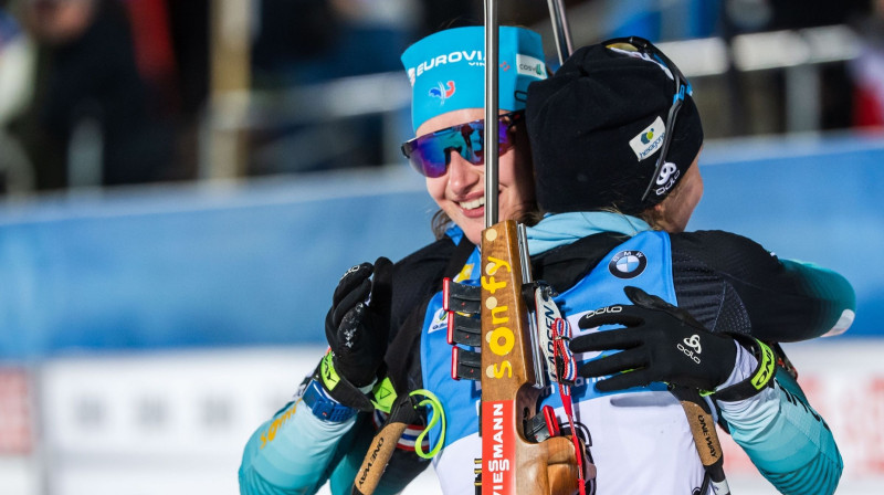 Žistīna Brezā un Žilija Simona priecājas par sasniegto. Foto: imago images/Scanpix