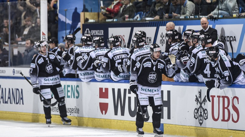 Aleksi Antalainens #4 atzīmē vārtu guvumu. Foto: AP/Scanpix