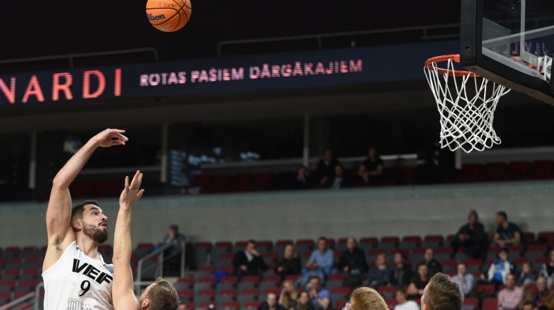 Kristijans Krajina uzbrūk "Nymburk" grozam. Foto: Mārtiņš Zilgalvis/f64