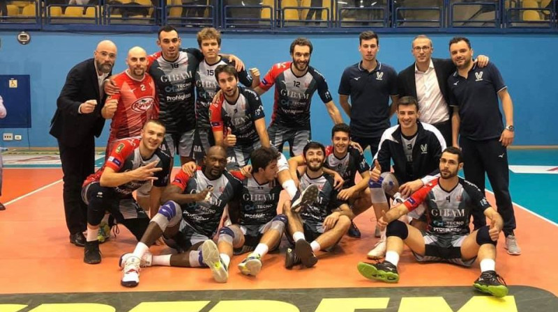 Atvars Ozoliņš kopā ar komandu. Foto: Virtus Volley Fano