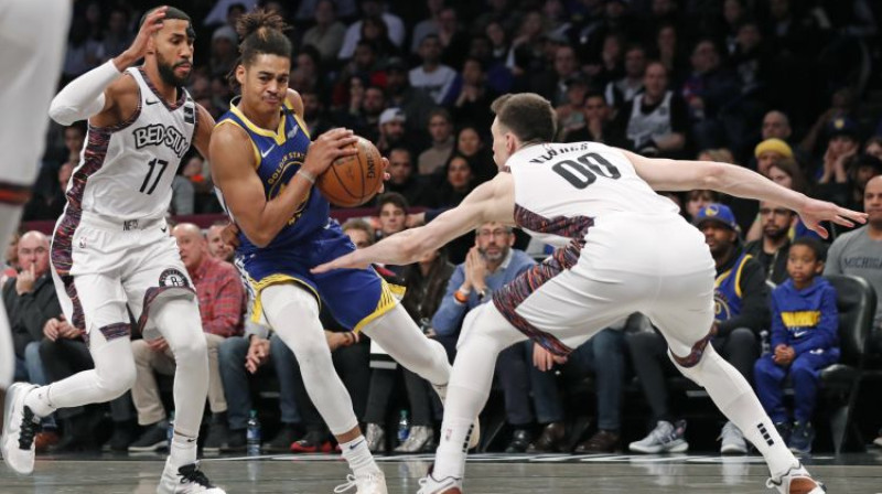 Rodions Kurucs (pa labi) spēlē pret "Warriors". Foto: AP/Scanpix