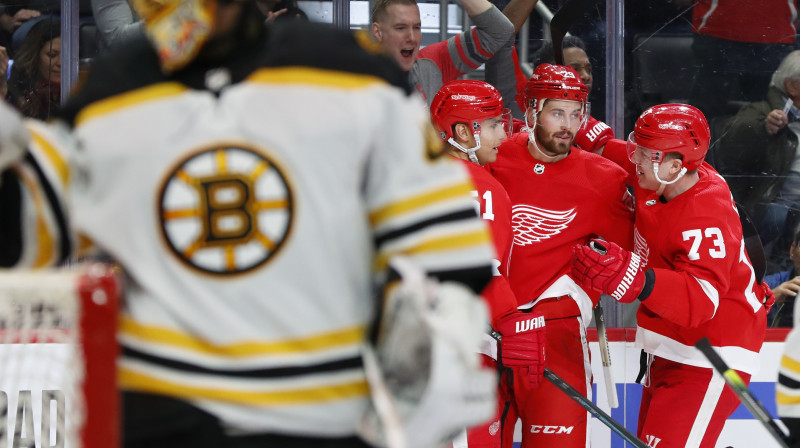 Detroitas "Red Wings" priecājas par vārtu guvumu. Foto: AP/Scanpix