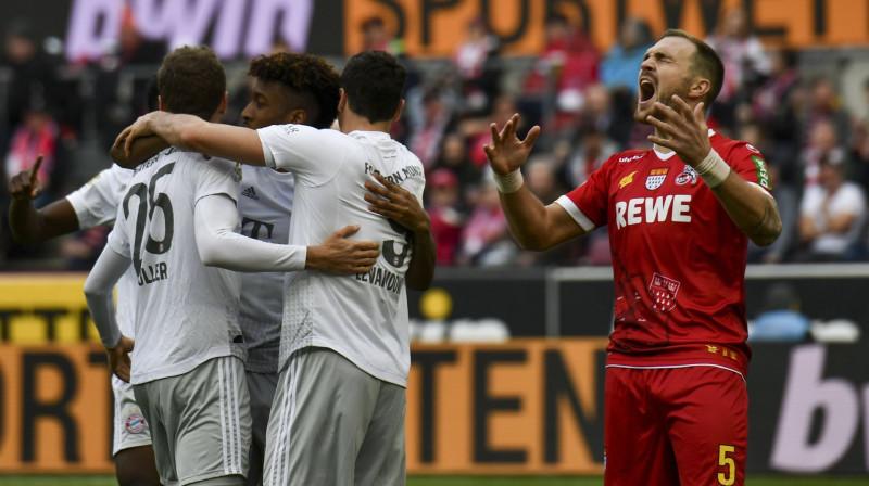 "Bayern" futbolisti atzīmē trešo vārtu guvumu. Foto: imago images/Nordphoto/Scanpix