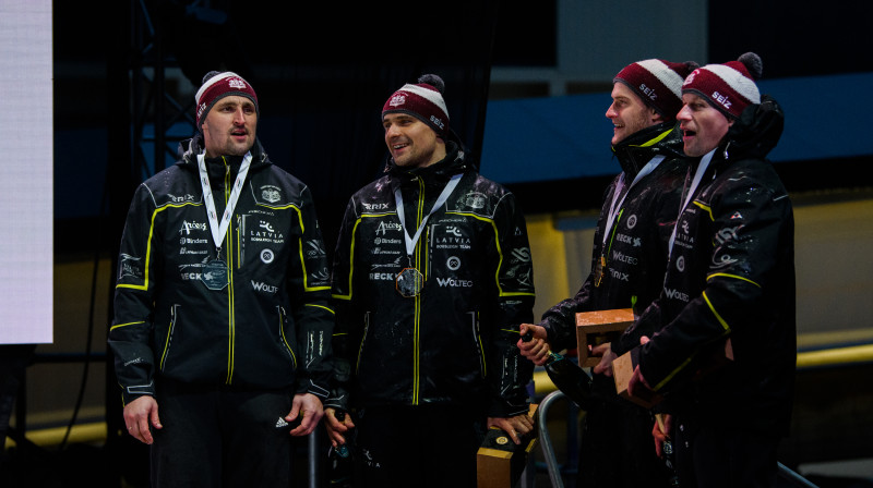 No kreisās: Oskars Melbārdis, Oskars Ķibermanis, Matīss Miknis, Intars Dambis. Foto: Viesturs Lācis/bobslejs.lv