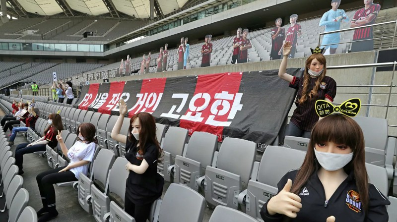 Seulas stadionā lelles "skatās" futbolu. Foto: Reuters/Scanpix