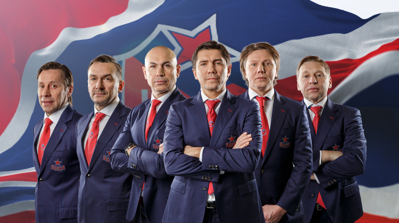 CSKA treneru korpuss, Sergejs Naumovs otrais no kreisās, galvenais treneris Igors Ņikitins priekšplānā. Foto: cska-hockey.ru