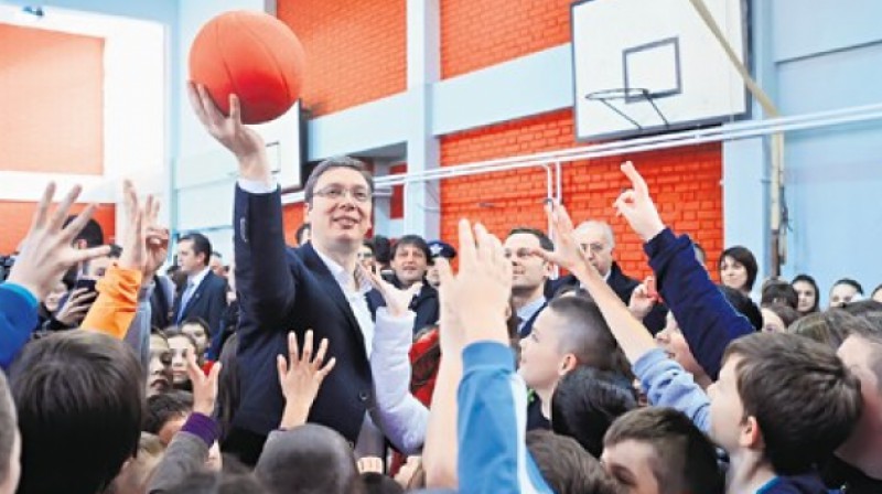 Aleksandrs Vučičs un bērni. Foto: Tanjug / politika.rs