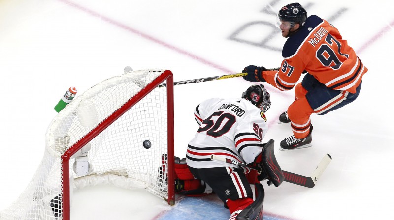 Konors Makdeivids pārspēj Koriju Krofordu. Foto: AFP/Scanpix