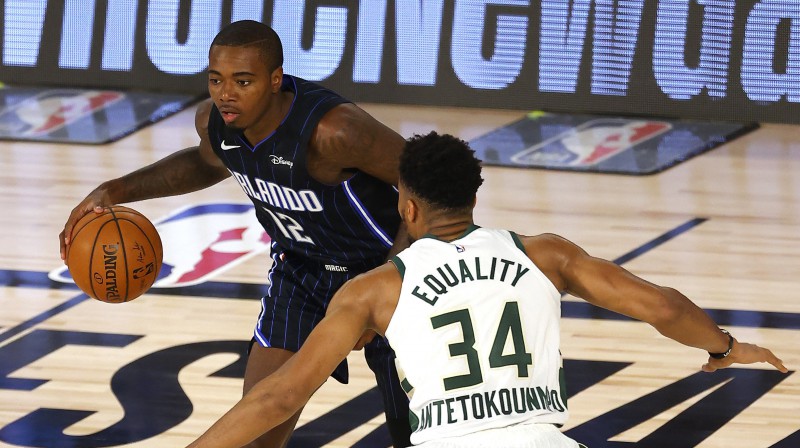 Jannis Adetokunbo pret Geriju Klārku. Foto: AFP/Scanpix