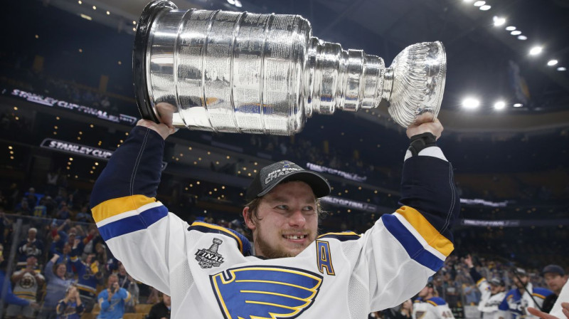 Vladimirs Tarasenko ar Stenlija kausu 2019. gada jūnijā. Foto: AP / Scanpix