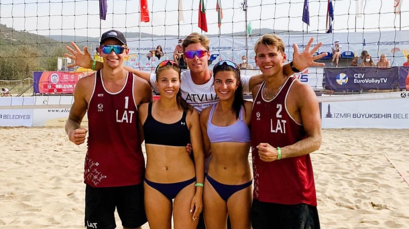 Rūdolfs Stankevičs, Anete Namiķe, Rihards Finsters (treneris), Varvara Brailko, Artūrs Rinkevičs. Foto: Beach Box Gepardi