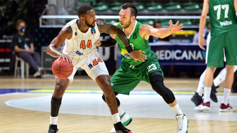 Aiens Millers ar bumbu. Foto: eurocupbasketball.com