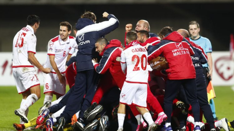 Maltas futbola izlase priecājas par uzvaru Rīgā. Foto: Reuters/Scanpix