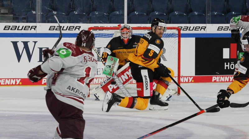 Rihards Bukarts met pa Vācijas vārtiem. Foto: LHF