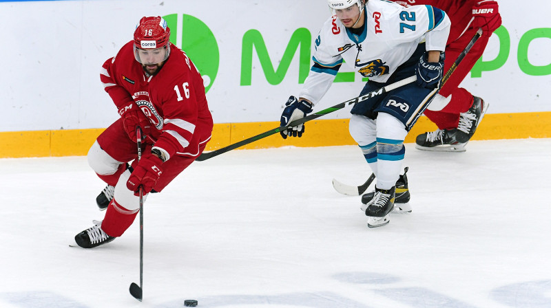 Kaspars Daugaviņš (Nr. 16) ar ripu. Foto: hcvityaz.ru