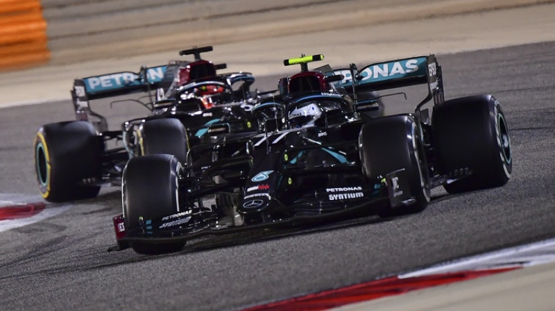 "Mercedes" piloti Bahreinas trasē. Foto: AP/Scanpix