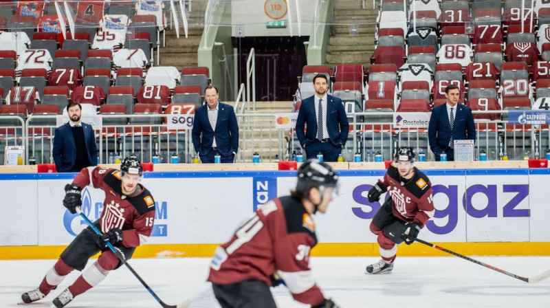 Rīgas ''Dinamo'' treneru korpuss. Pēteris Skudra - otrais no kreisās. Foto: Kaspars Volonts/dinamoriga.lv