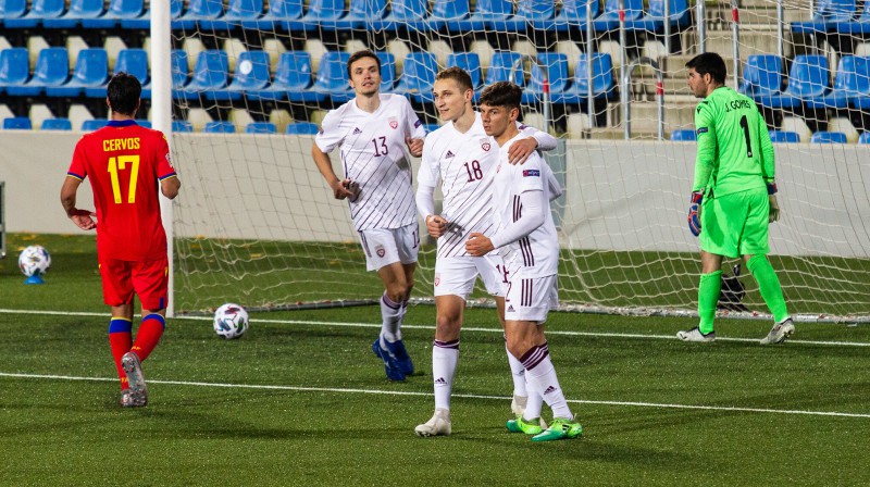 Raimonds Krollis (nr. 18) ar Danielu Ontužānu. Foto: LFF