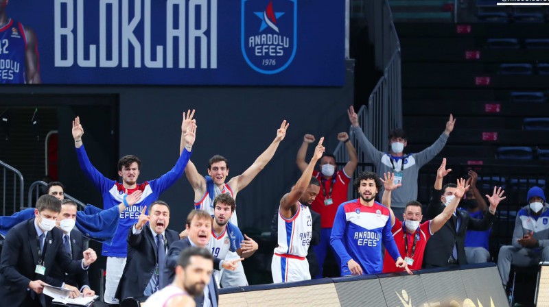 "Anadolu Efes" soliņš līksmo. Foto: Anadolu Efes SK