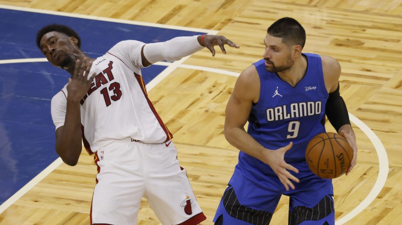 Nikola Vučevičs pret Bemu Adebajo. Foto: USA Today Sports/Scanpix