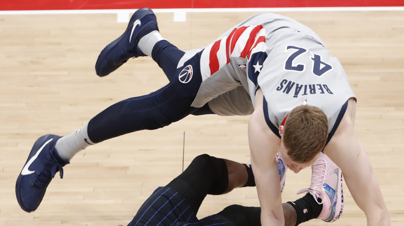 Dāvis Bertāns cīņā par bumbu. Foto: Shawn Thew/USA Today Sports/Scanpix