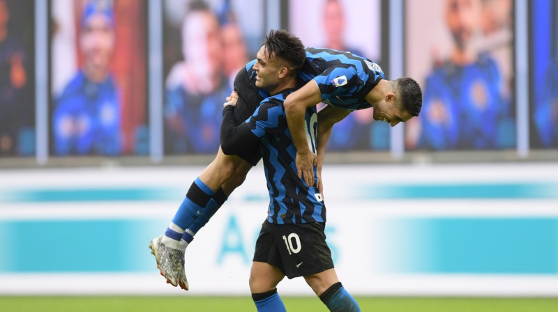 Lautaro Martiness nes Ašrafu Hakīmi. Foto: Reuters/Scanpix