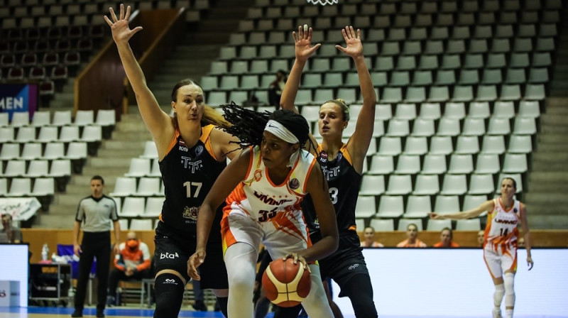 Taisija Udodenko un Kitija Laksa pret Džonkvelu Džonsu. Foto: FIBA