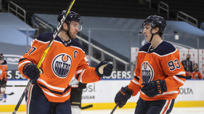 Konors Makdeivids ar Raienu Ņūdžentu Hopkinsu. Foto: Jason Franson/The Canadian Press via AP/Scanpix