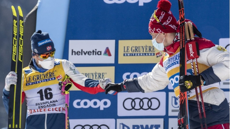 J.Klēbo (pa kreisi) un A.Boļšunovs sveic viens otru pēc vakardienas 15km distances. Foto:EPA.