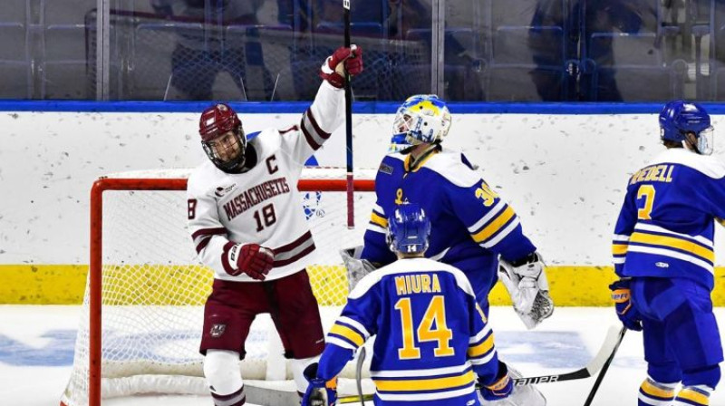 Mareks Mitens pēc ielaistiem vārtiem. Foto: UMass Hockey