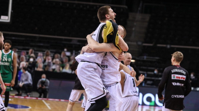 ''Rytas'' basketbolisti atzīmē uzvaru derbijā. Foto: BNS