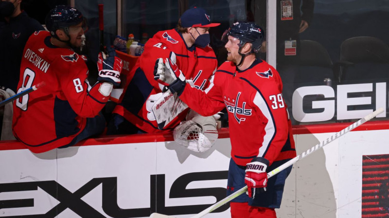 Vašingtonas "Capitals" hokejisti Antonī Mantā (Nr. 39) un Aleksandrs Ovečkins (Nr. 8). Foto: Geoff Burke/USA Today Sports/Scanpix