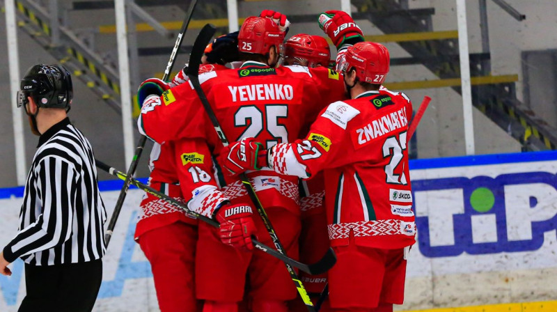 Baltkrievijas izlases hokejisti svin vārtu guvumu. Foto: hockey.by