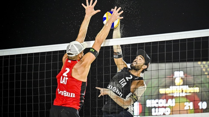 Jānis Šmēdiņš aptur Danieli Lupo. Foto: FIVB