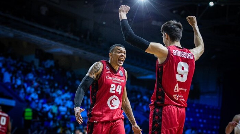 ''Zaragoza'' basketbolisti Džeikobs Vailijs un Nikolass Brusino atzīmē iekļūšanu pusfinālā. Foto: FIBA